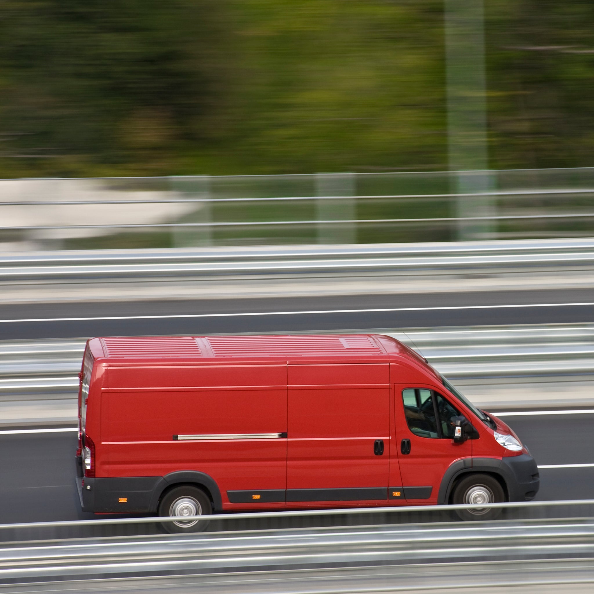 Furgone per consegna veloce a domicilio del CleanOS Smartbrush ordinato online