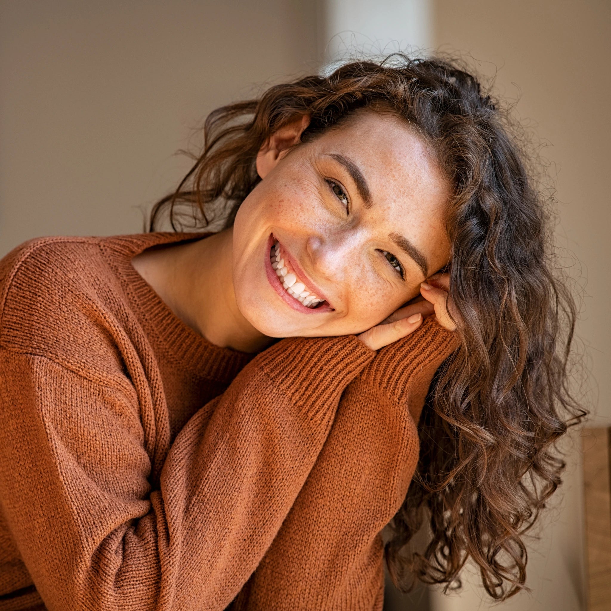 Ragazza sorridente e spensierata perché non deve preoccuparsi del ricambio automatico delle testine dello spazzolino ogni 6-9 mesi