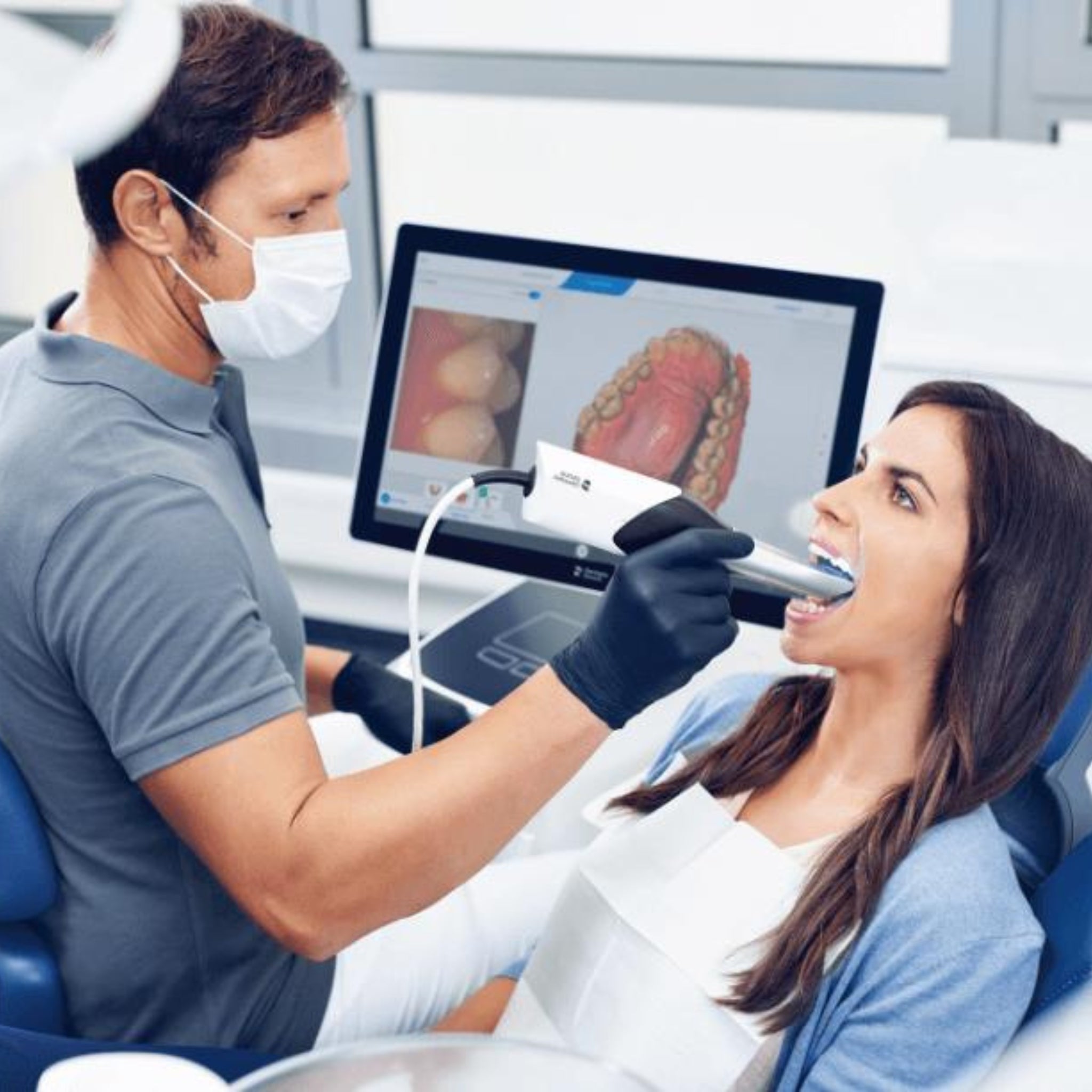 Dentista esegue scansione dentale digitale per realizzare le testine personalizzate del CleanOS Smartbrush