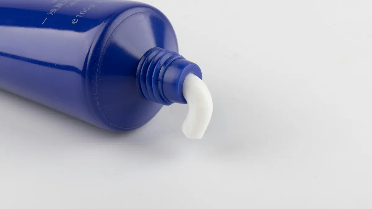 Come Scegliere il Dentifricio Giusto: denti sensibili, sbiancante, SLS